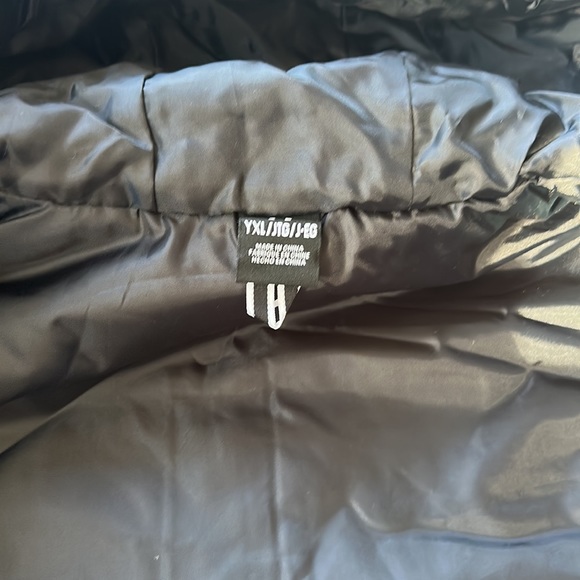 🍀🍀SALE🍀🍀 NWT Under Armour youth XL black puffer vest with hood - Picture 5 of 8
